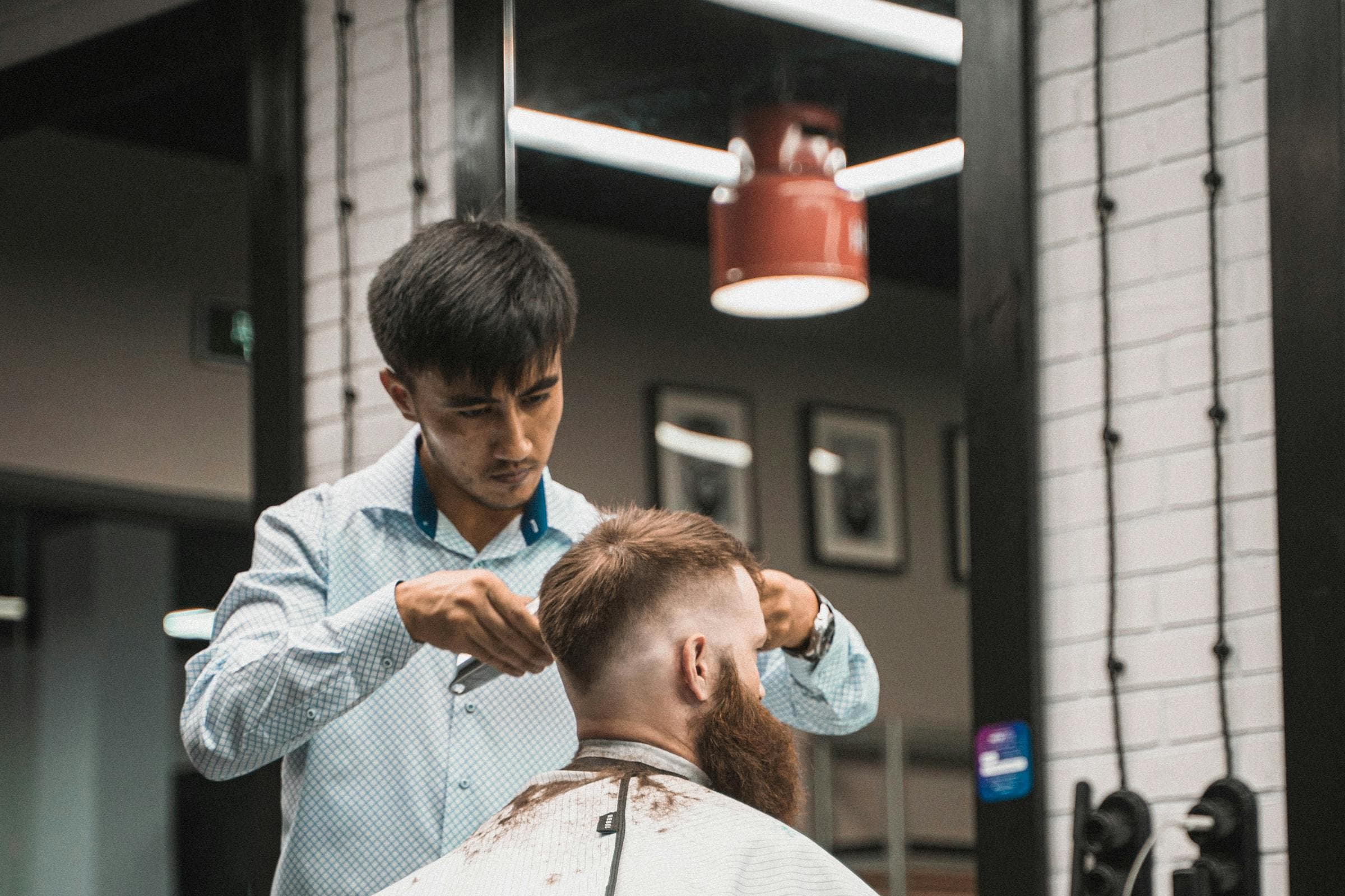 Barberia moderna con un barbero atendiendo a un cliente